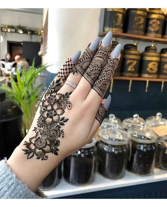 Layered Diamond Pathway Using Back Hand Mehndi Design